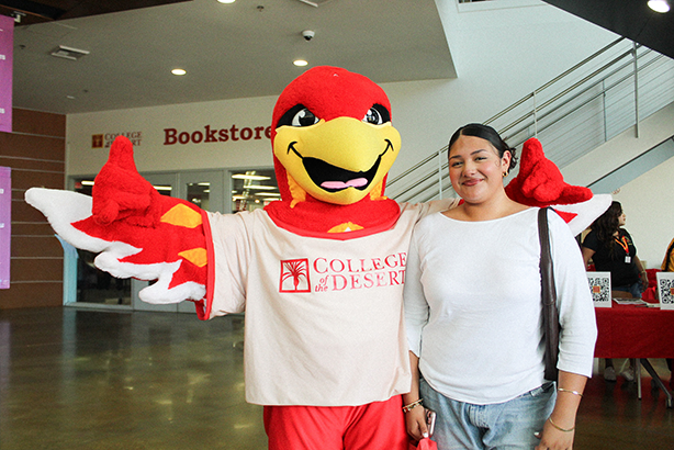 Roadrunner Rodney greets student at Welcome Day